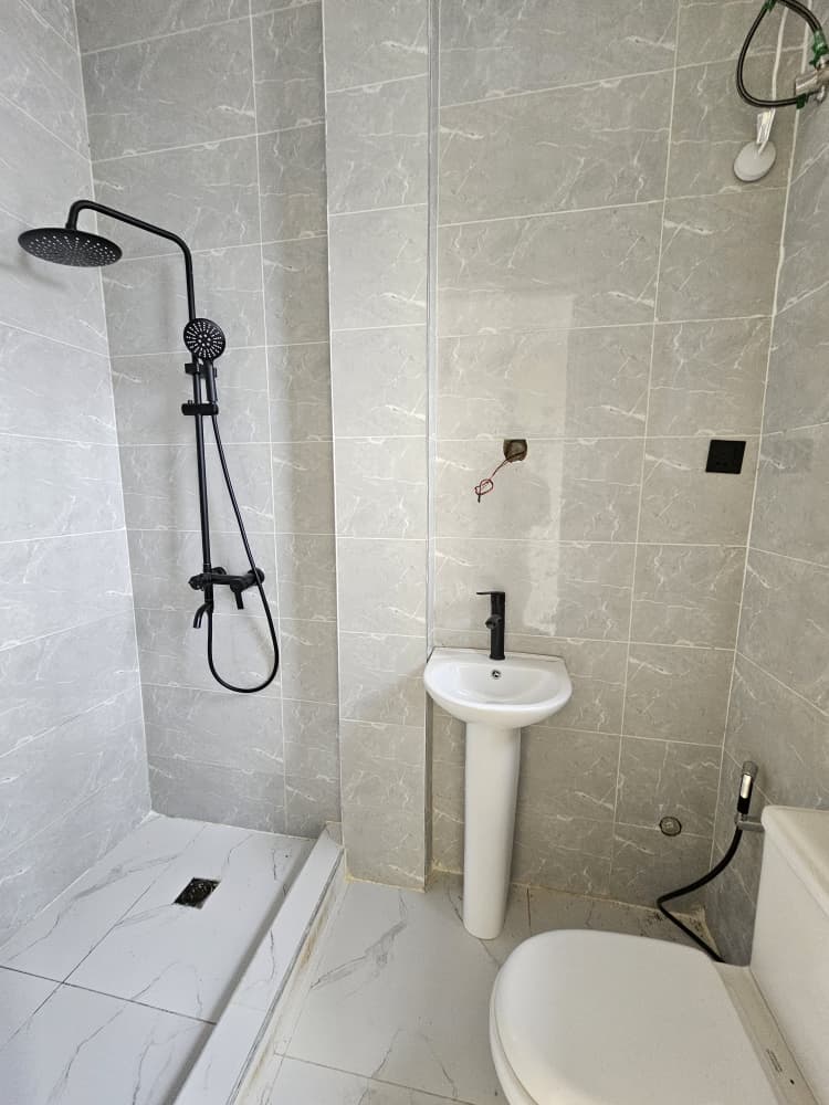 alt=Newly built 2-bedroom serviced apartment in Jakande Lekki near Circle Mall with 24-hour security (8)
