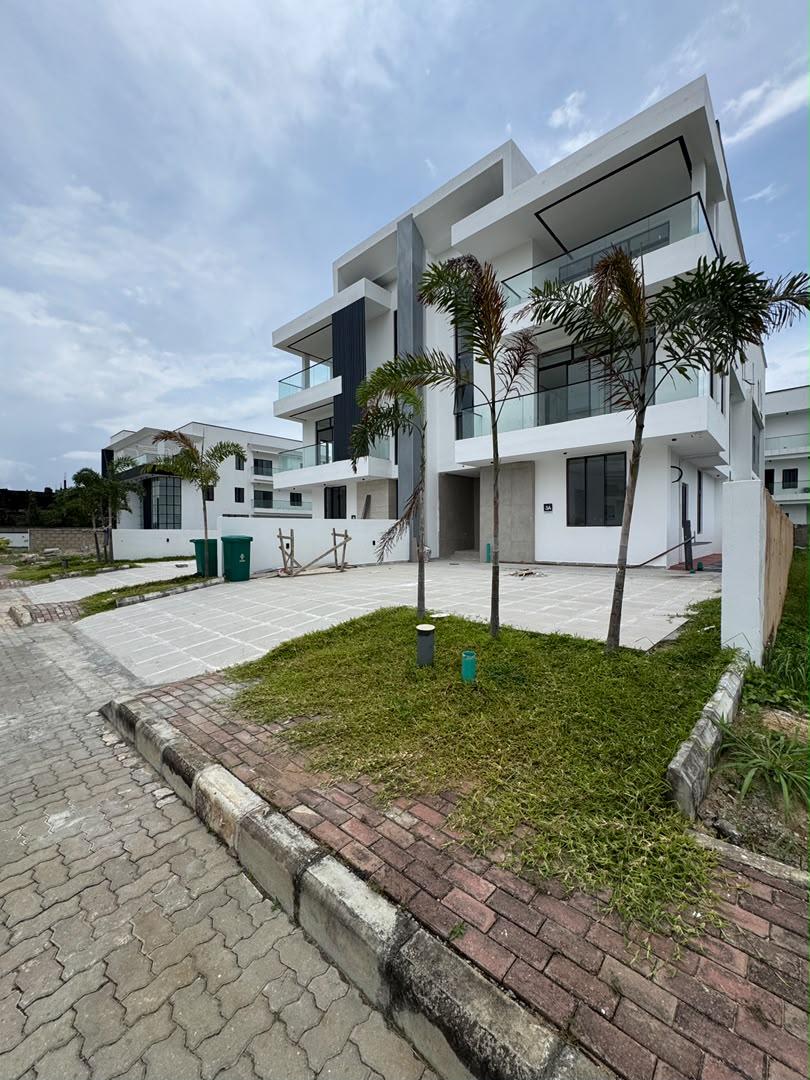 5-bedroom-duplex-with-a-pool-